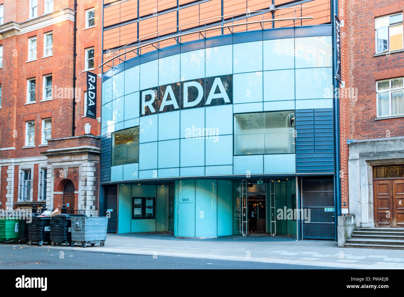 Der Eingang der RADA (Royal Academy für Dramatische Künste) in den Theatern auf Malet Street, London, UK Stockfoto