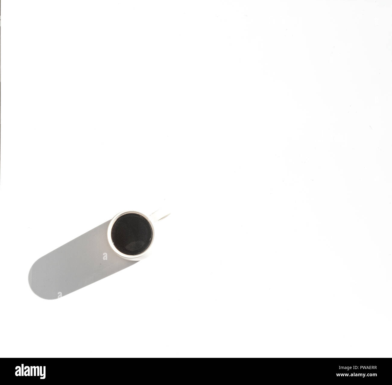 Ein weitgehend leeren Raum mit einer Tasse Kaffee auf der linken unteren Drittel von oben gesehen Stockfoto