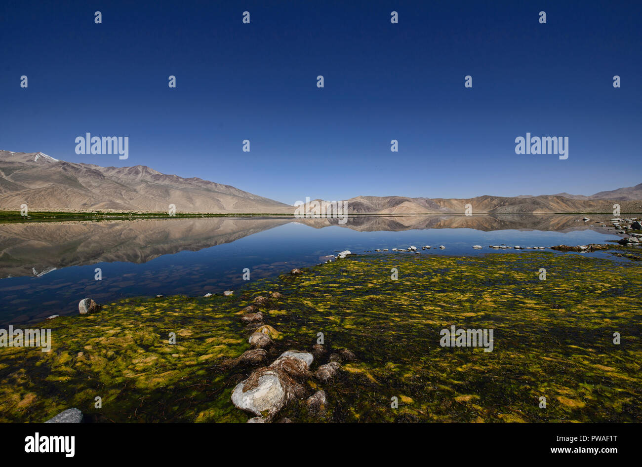 Die Rainbow Bergen auf See Bulunkul, Pamir Highway, Tadschikistan Stockfoto