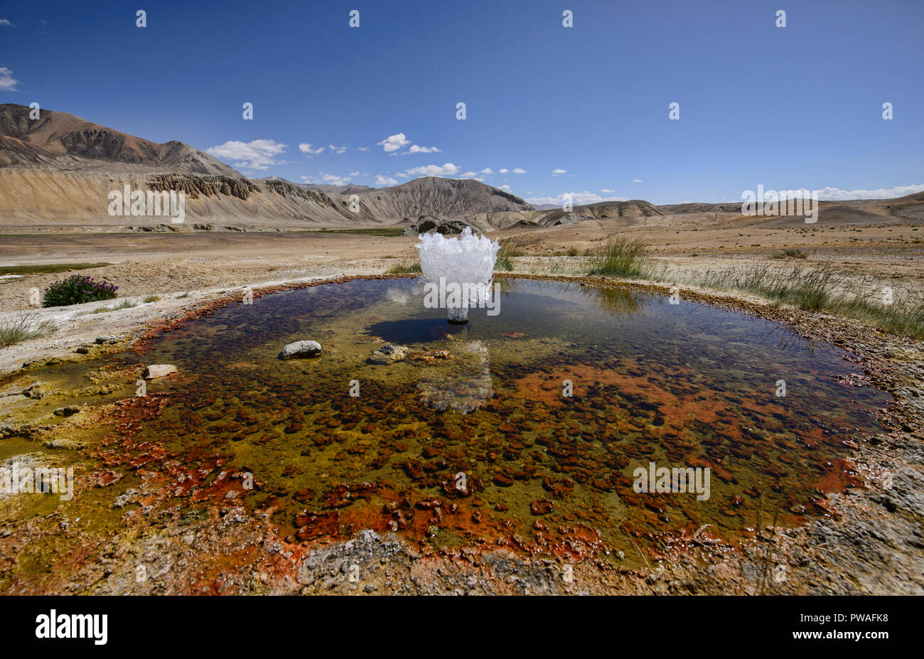 Geysir der Drogenkriminalität in der Nähe von Lake Bulunkul, Tadschikistan Stockfoto