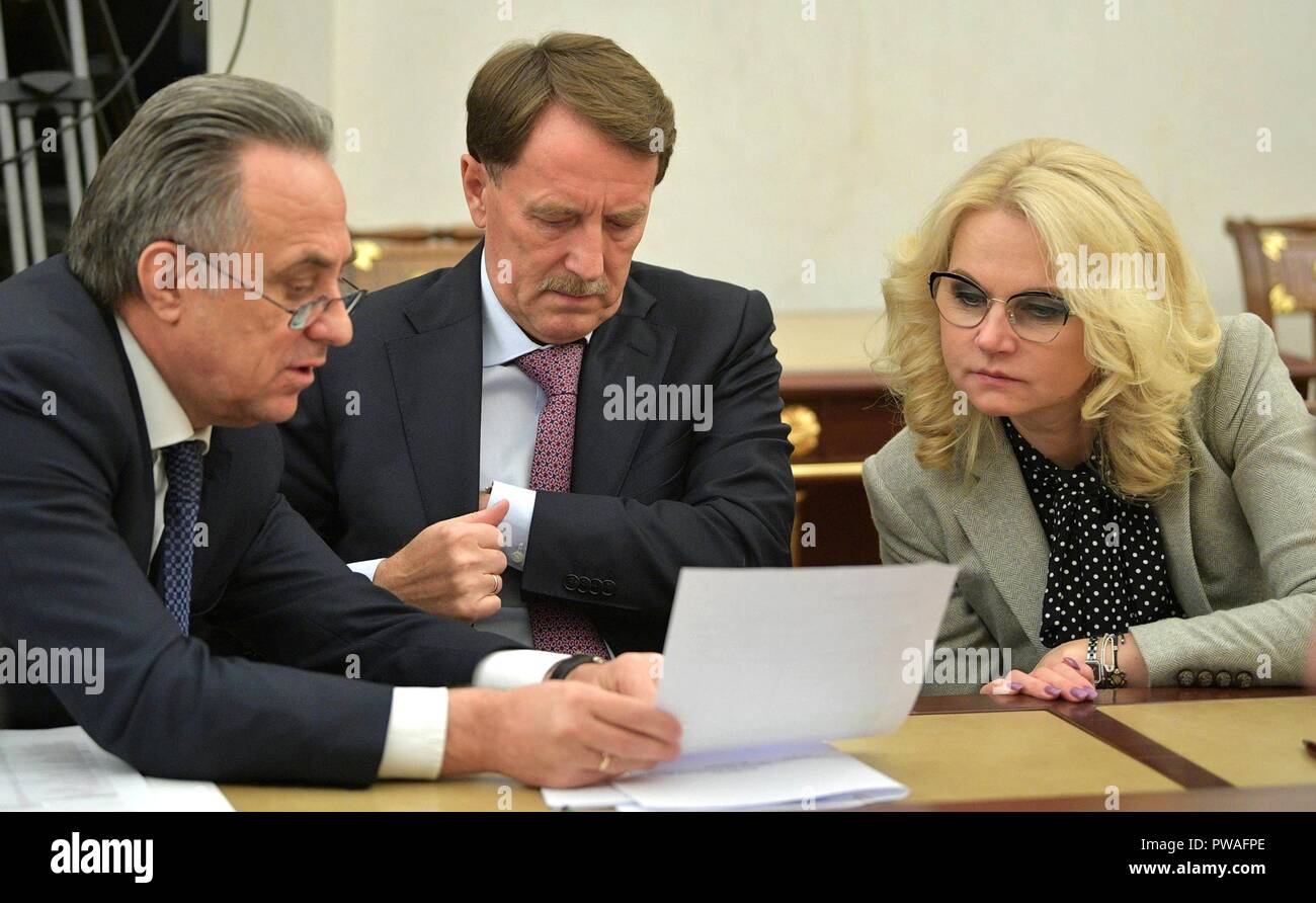 Stellvertretenden russischen Ministerpräsidenten Vitali Mutko, Links, Alexej Gordejew und Tatyana Golikova, rechts, bei einem Treffen der Mitglieder der Regierung der Kreml Oktober 11, 2018 in Moskau, Russland. Stockfoto