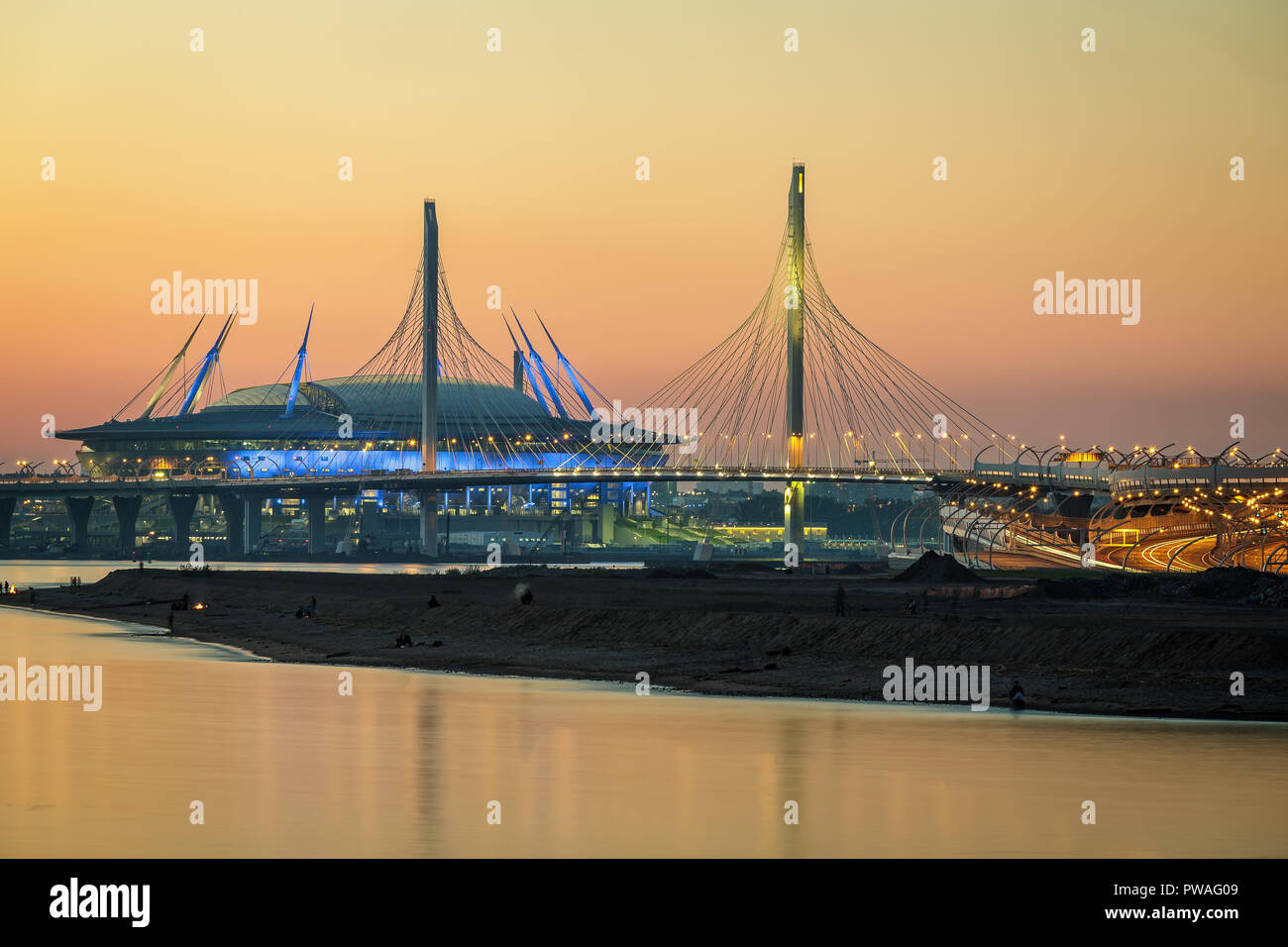 Russland, SANKT PETERSBURG - 11. Juni 2017: Die Brücke entlang des Golfs von Finnland und dem Fußballstadion Zenit Arena. Stockfoto