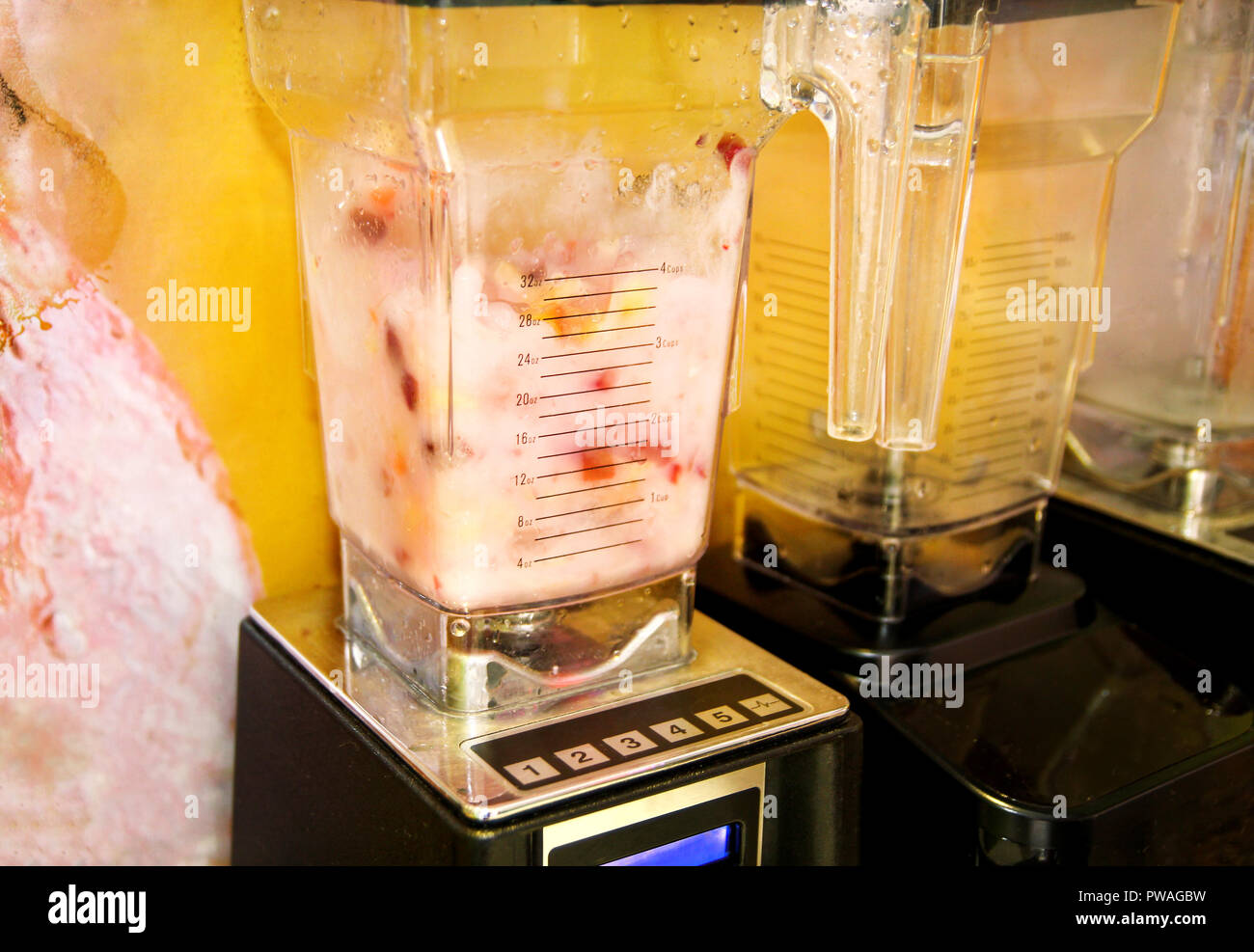 Obst und Gemüse Smoothie in der professionellen modernen elektrischen Mixer, Nahaufnahme. Mit blender für Sie, einen gesunden Smoothie. Arbeitnehmer wechseln. Stockfoto