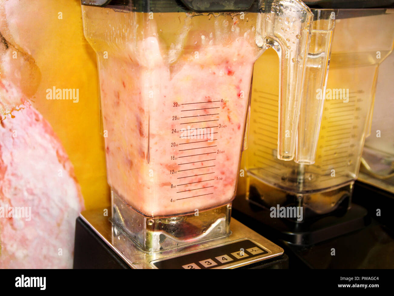 Obst und Gemüse Smoothie in der professionellen modernen elektrischen Mixer, Nahaufnahme. Mit blender für Sie, einen gesunden Smoothie. Arbeitnehmer wechseln. Stockfoto