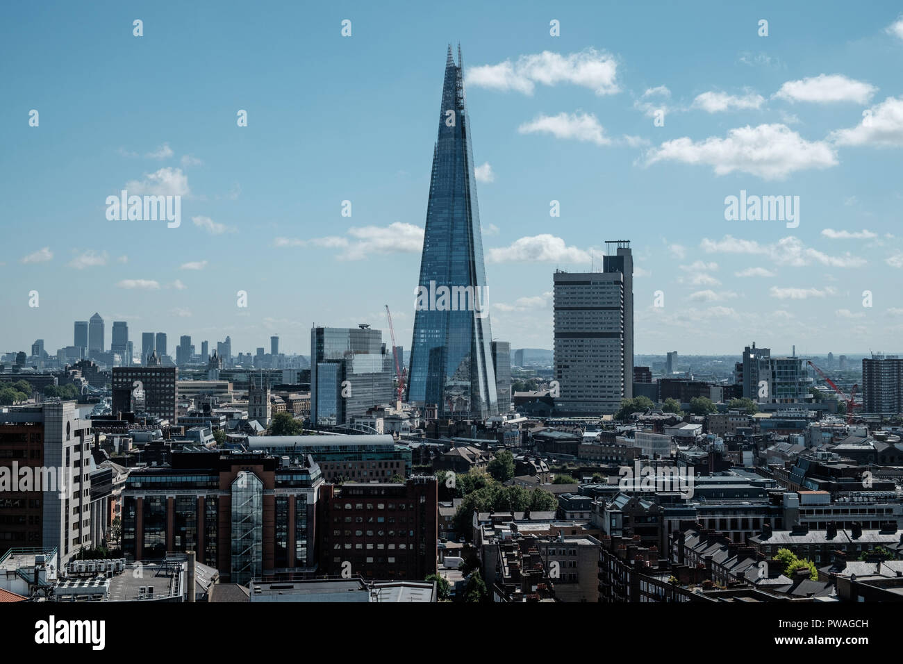 Blick auf die Skyline von London einschließlich der kommerziellen Wolkenkratzer der Shard. Horizontale, keine Menschen, kopieren. Stockfoto