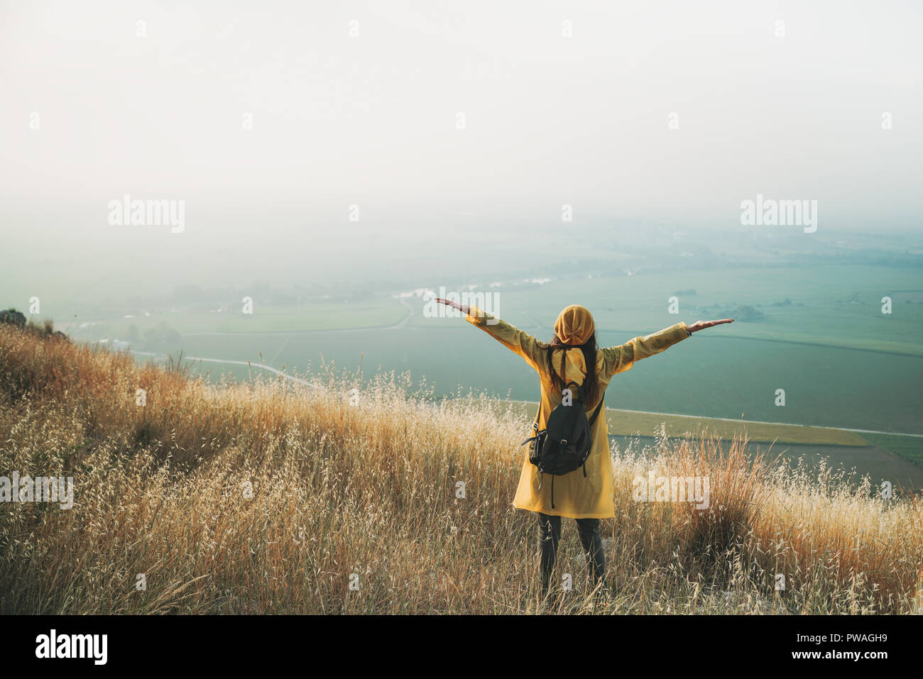Jubelnde Frau genießen die herrliche Aussicht auf Berg Stockfoto