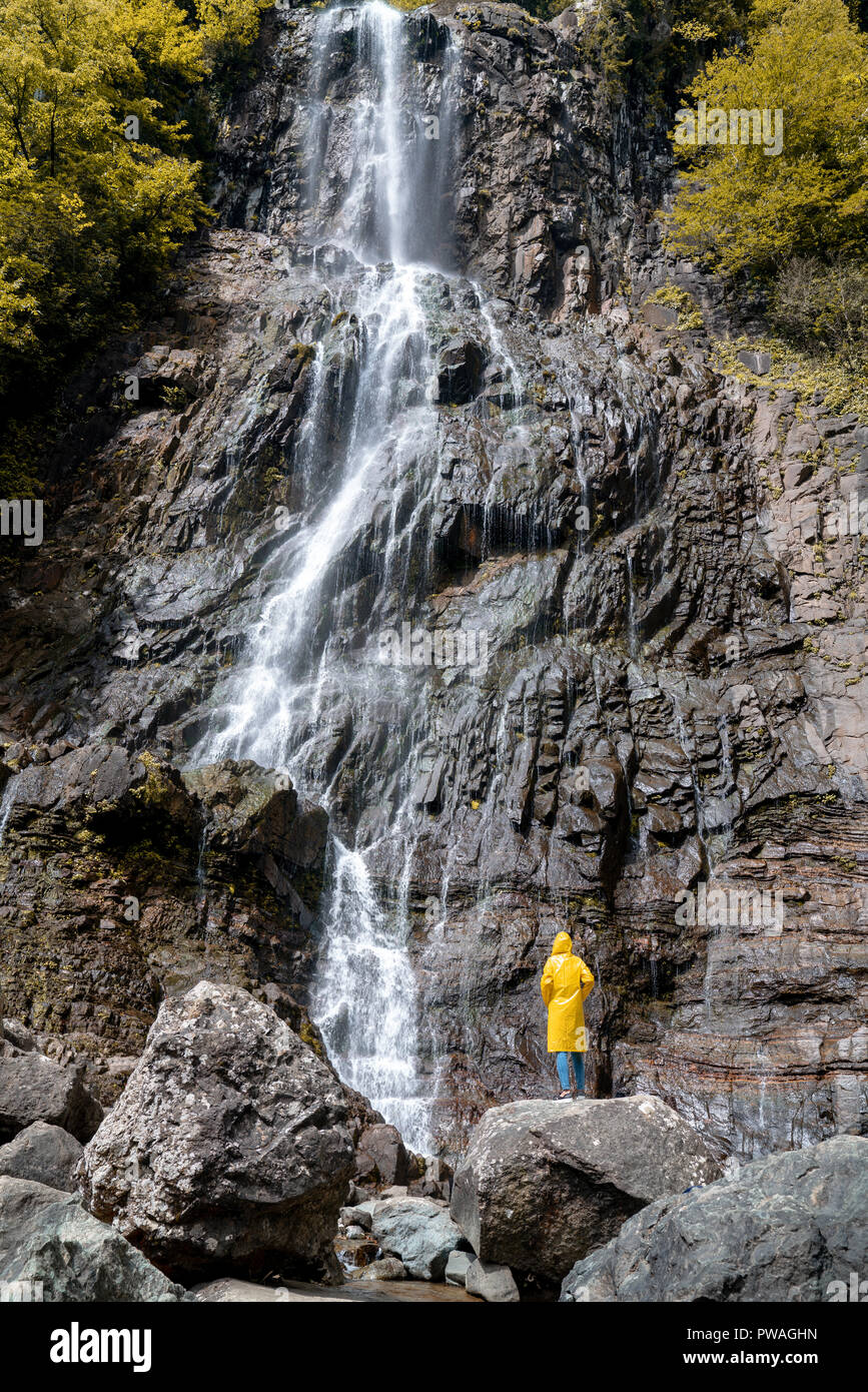 Weibliche Touristen unter großen Wasserfall in der Türkei. natürliche Attraktionen für Touristen und Camper. Natur Tourismus. Besuch der Türkei. Kleidung und Ausrüstung für Ex Stockfoto