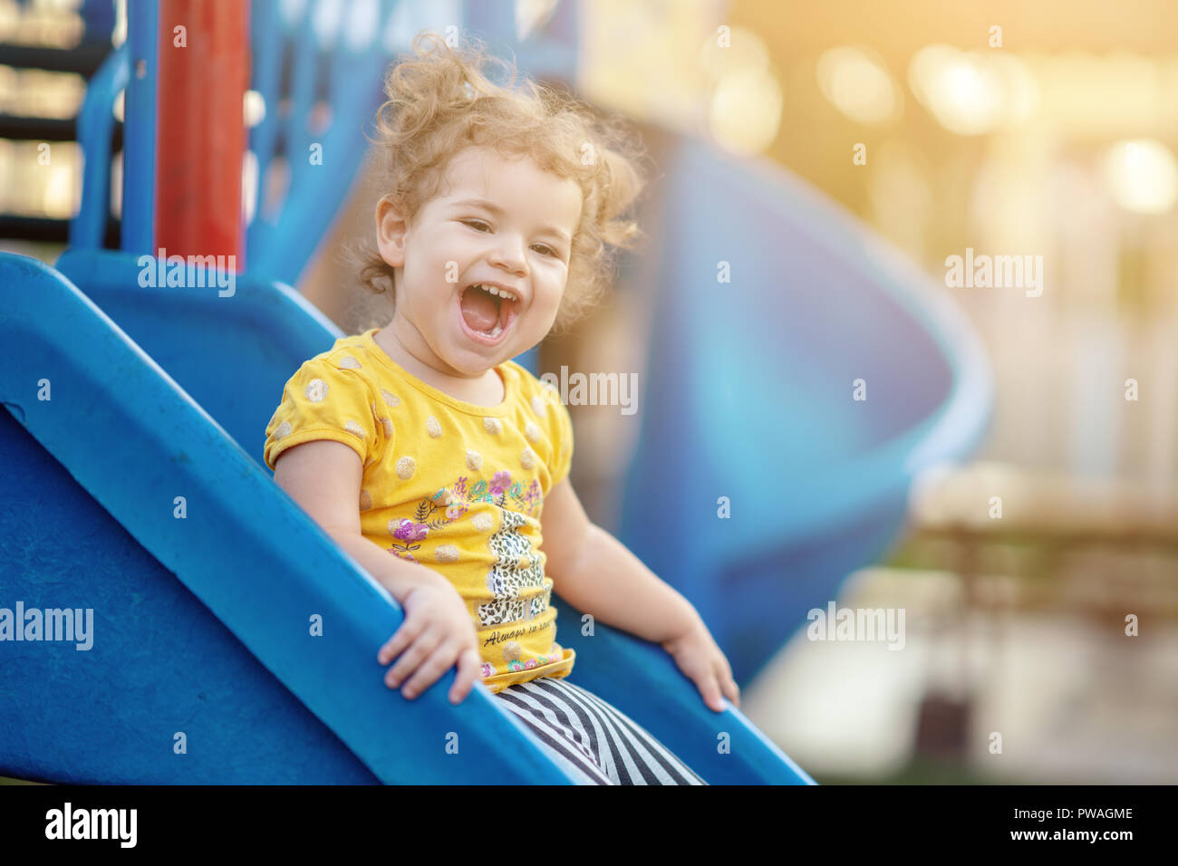 Wenig Kleinkind Spielen am Spielplatz im Freien im Sommer. Stockfoto