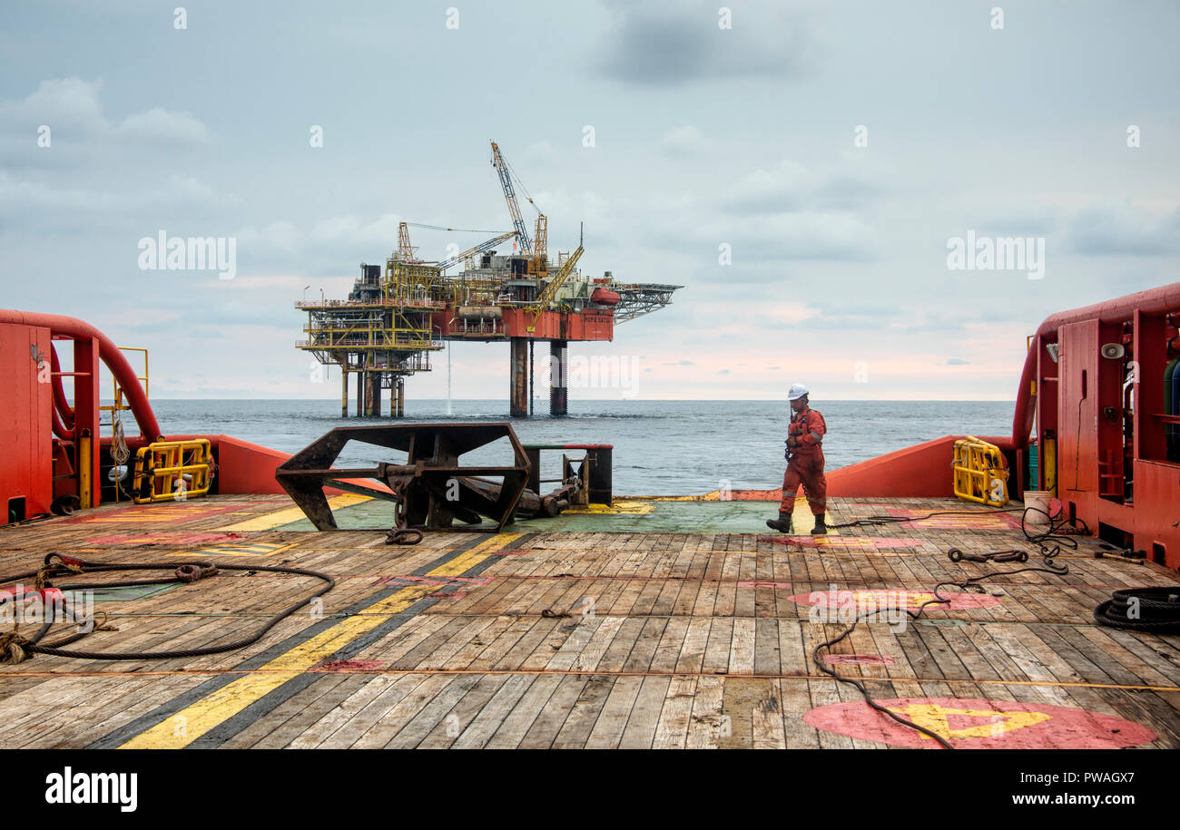 Die Marineinfanserbesatzung bereitet sich vor Beginn der Anker-Handhabung vor Stockfoto