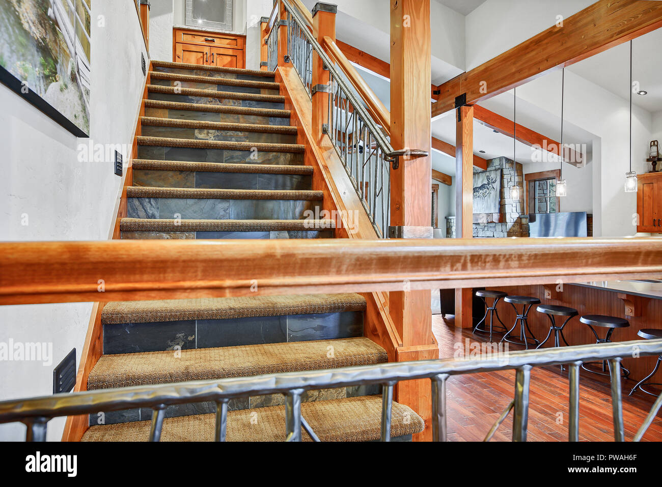 Plan Startseite Interieur mit traditionellen foyer Treppe mit Steinfliesen dekoriert Öffnen, Stockfoto