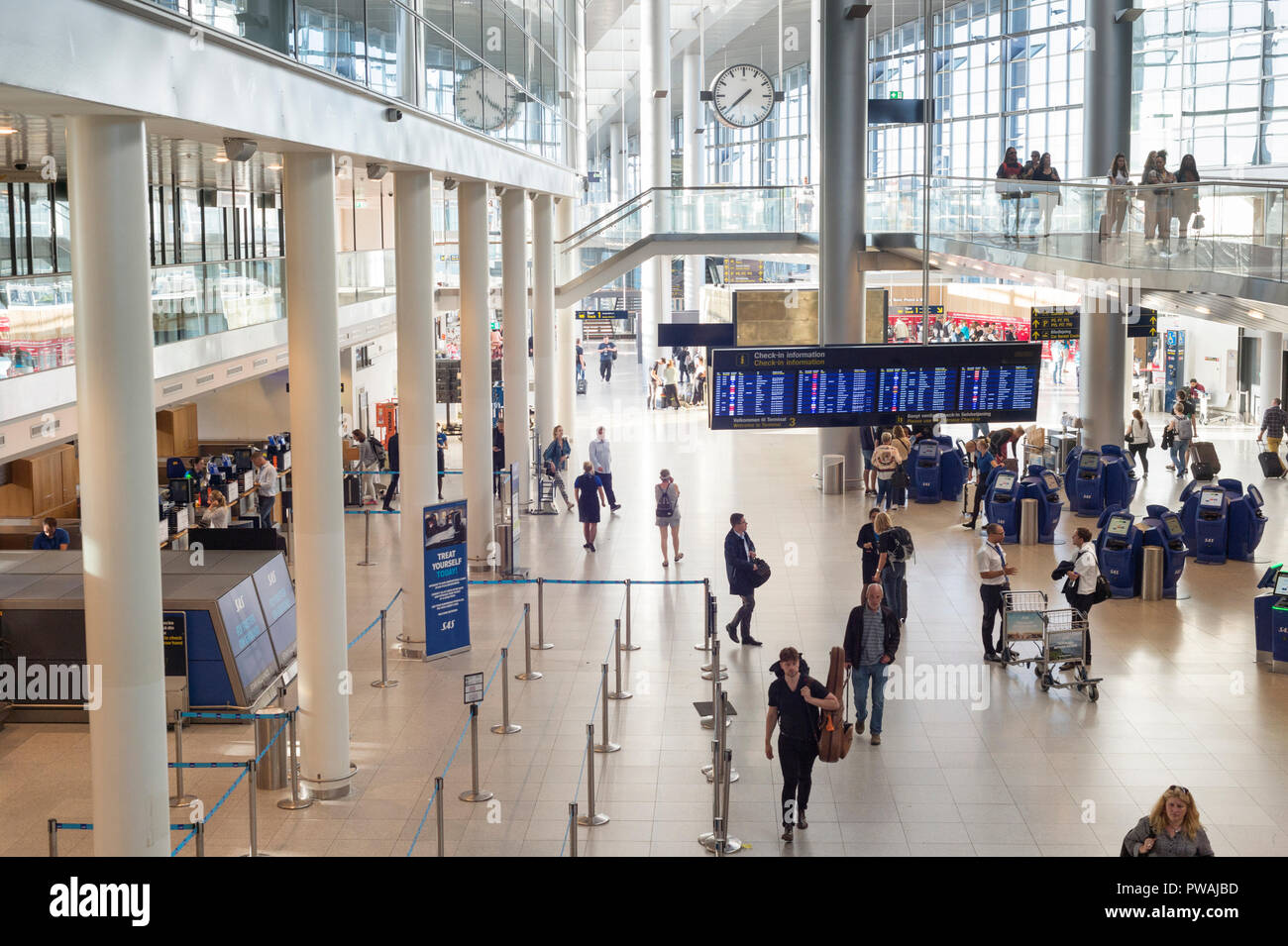 Kopenhagen, Dänemark - 13. Juni, 2018: die Menschen in Kastrup Airport Halle in Kopenhagen. Kastrup ist der größte internationale Flughafen Kopenhagen, Denma Stockfoto