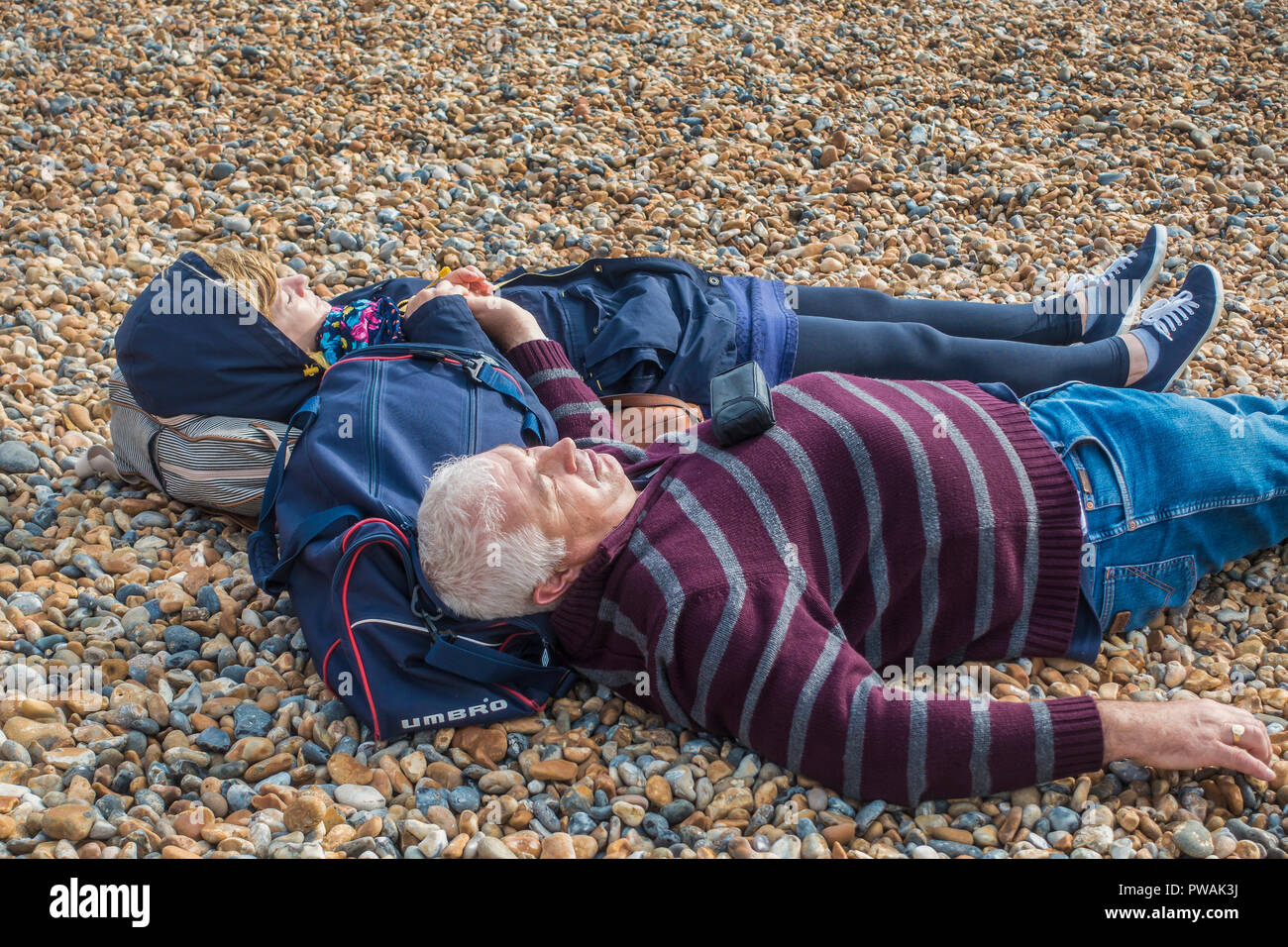 Mittleren Alters, Paar, schlafend, auf, Strand, Hände halten, ein Nickerchen, Forty Winks, entspannend Stockfoto
