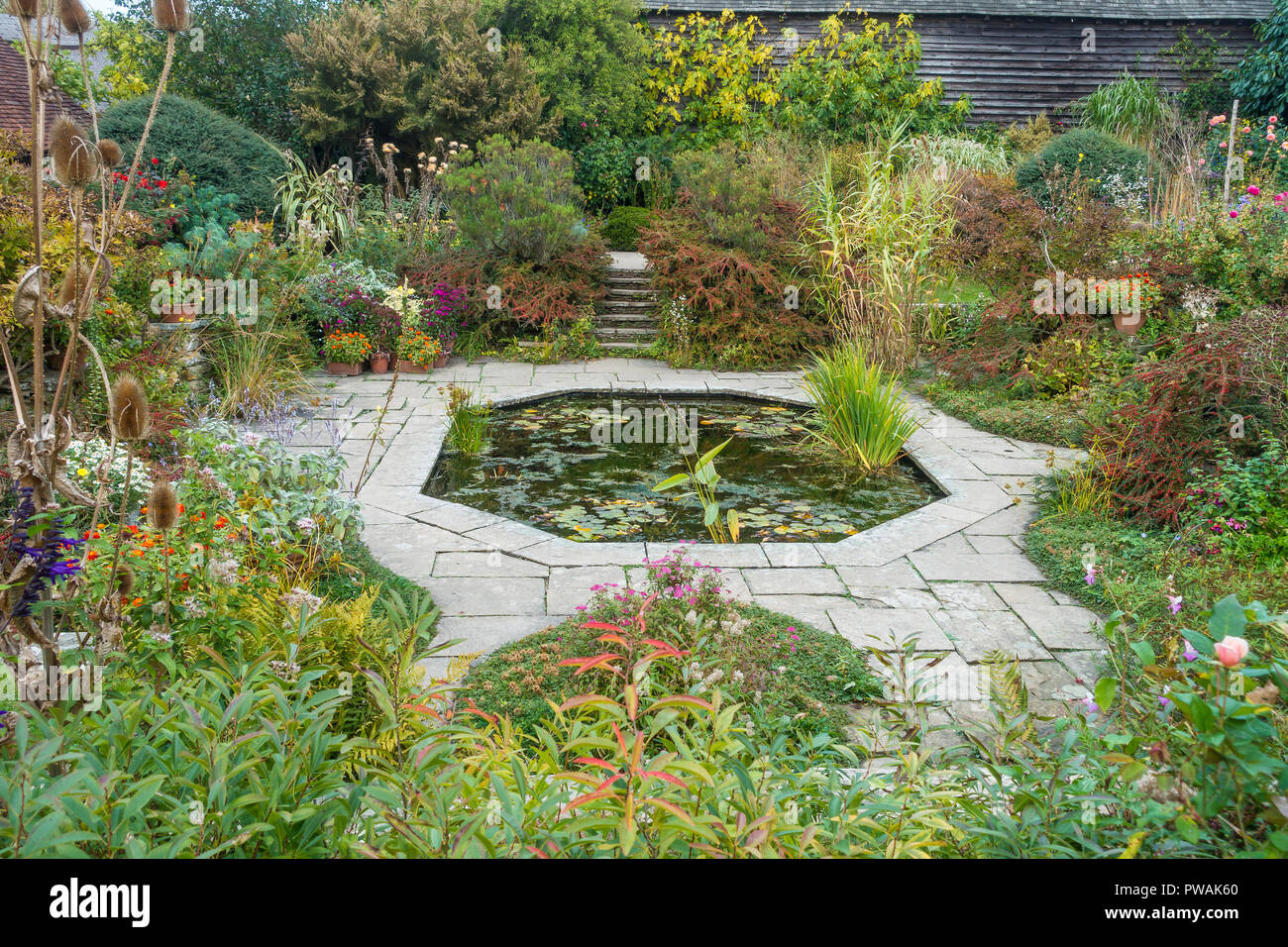Versunkene Garten, Teich, Great Dixter, Ewhurst Stockfoto