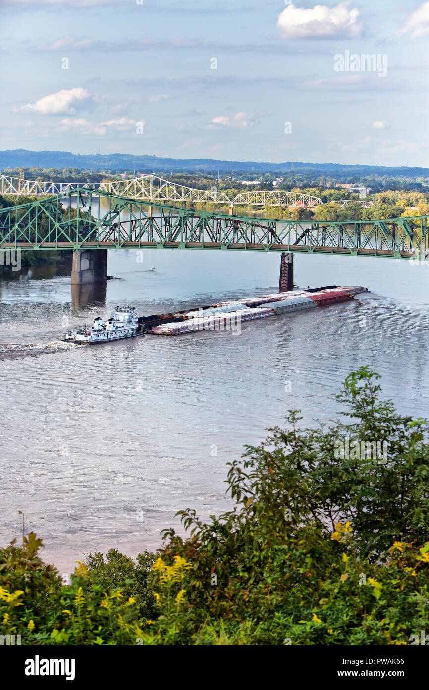 Schlepper, der den Fluss 'Ohio' hochschiebt, beladen mit verschiedenen Produkten, darunter Kohle. Stockfoto