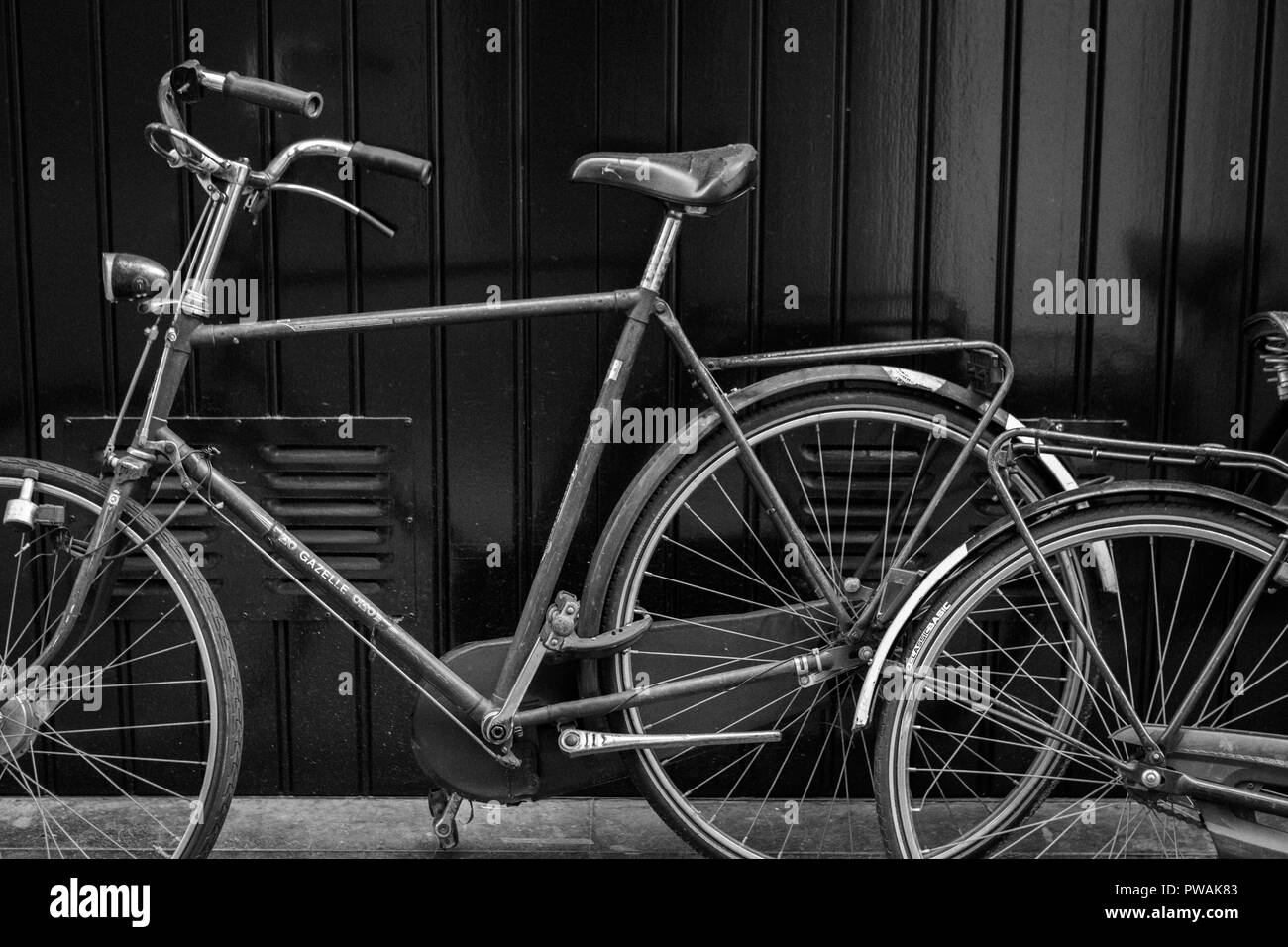 Klassische Fahrräder in Amsterdam, Niederlande. Stockfoto