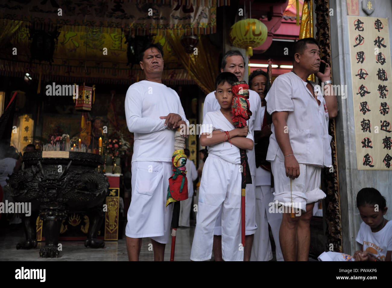 Eine Prozession während des Vegetarian Festival (Festival der neun Kaiser Götter) in Phuket Town, Thailand Stockfoto