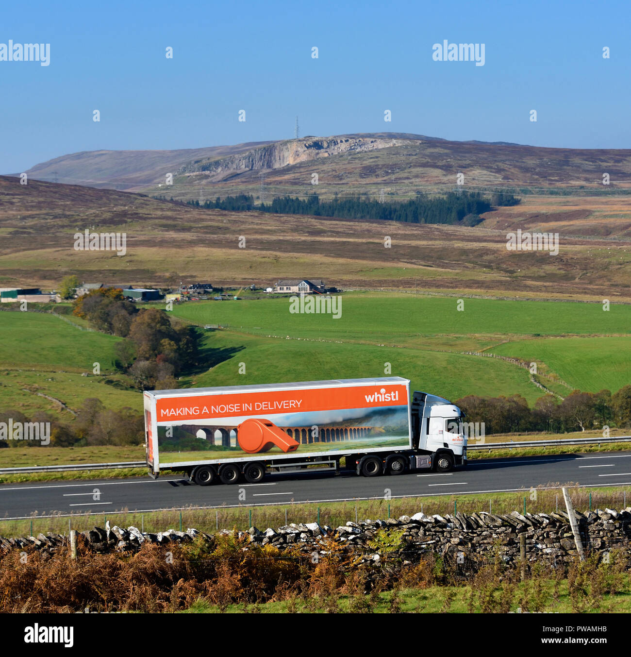 Whistl, in LKW-Lieferung. M6 Northbound Fahrbahn, Shap, Cumbria, England, Vereinigtes Königreich, Europa. Stockfoto