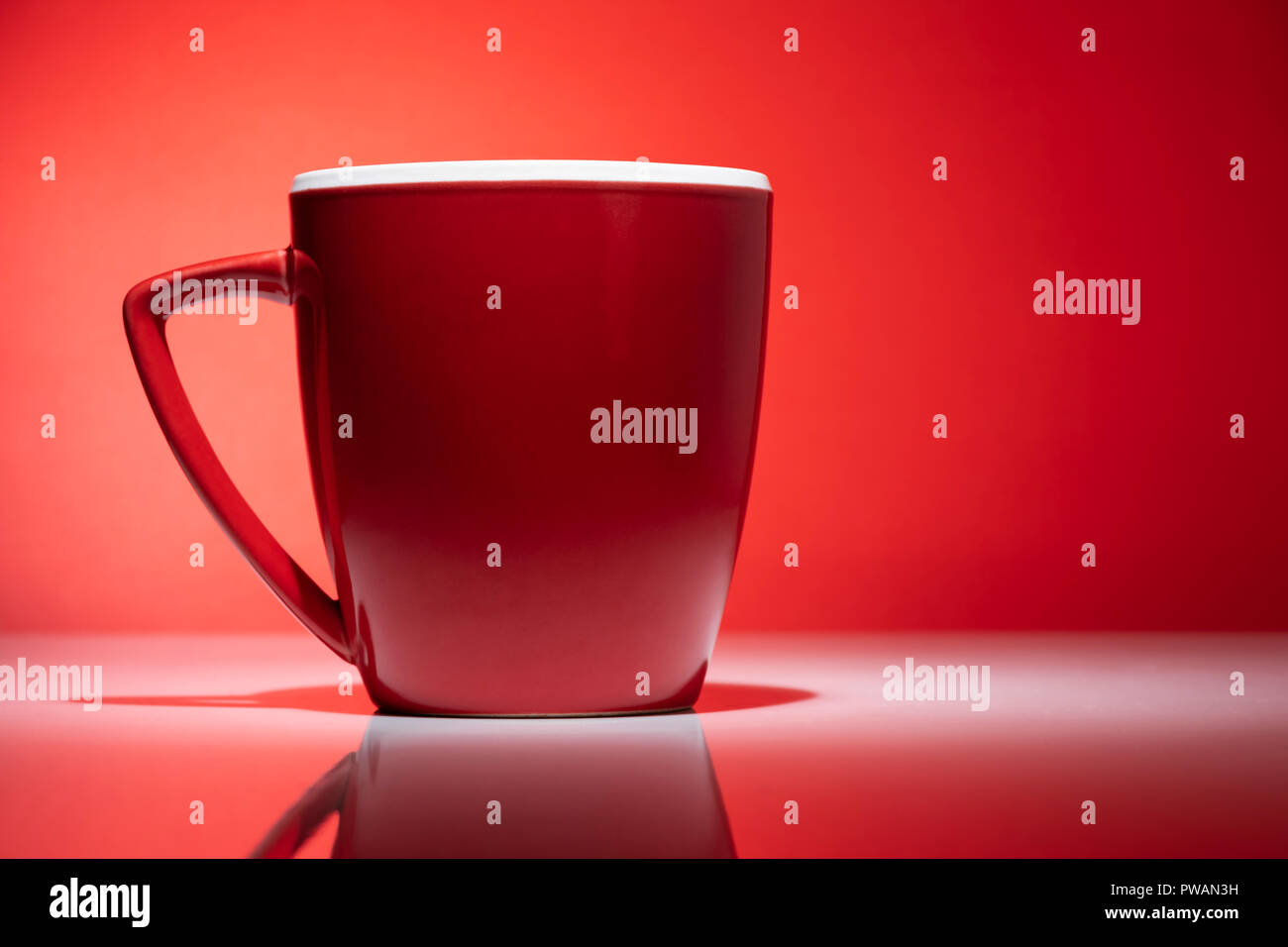 Roter Tee oder Kaffee Becher isoliert auf dem roten Hintergrund Stockfoto