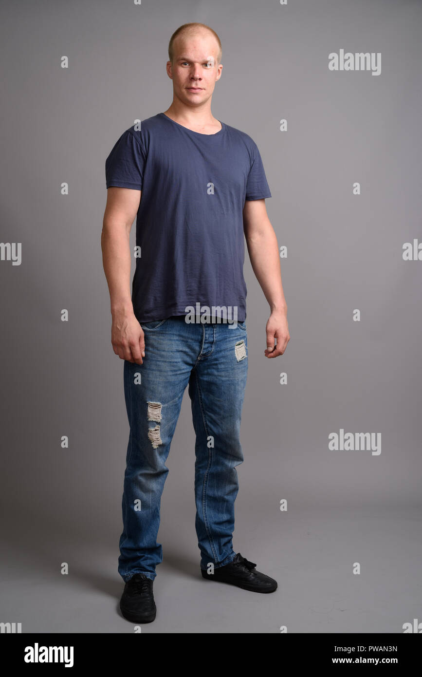 Glatze Mann mit blauem Hemd gegen grauer Hintergrund Stockfoto