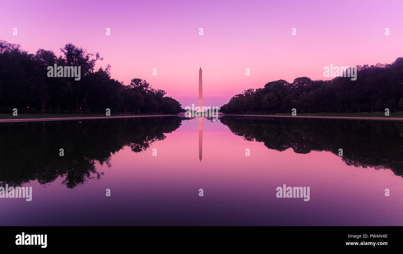 Der Pool von der National Mall mit den Silohuette des Washington Monument Stockfoto