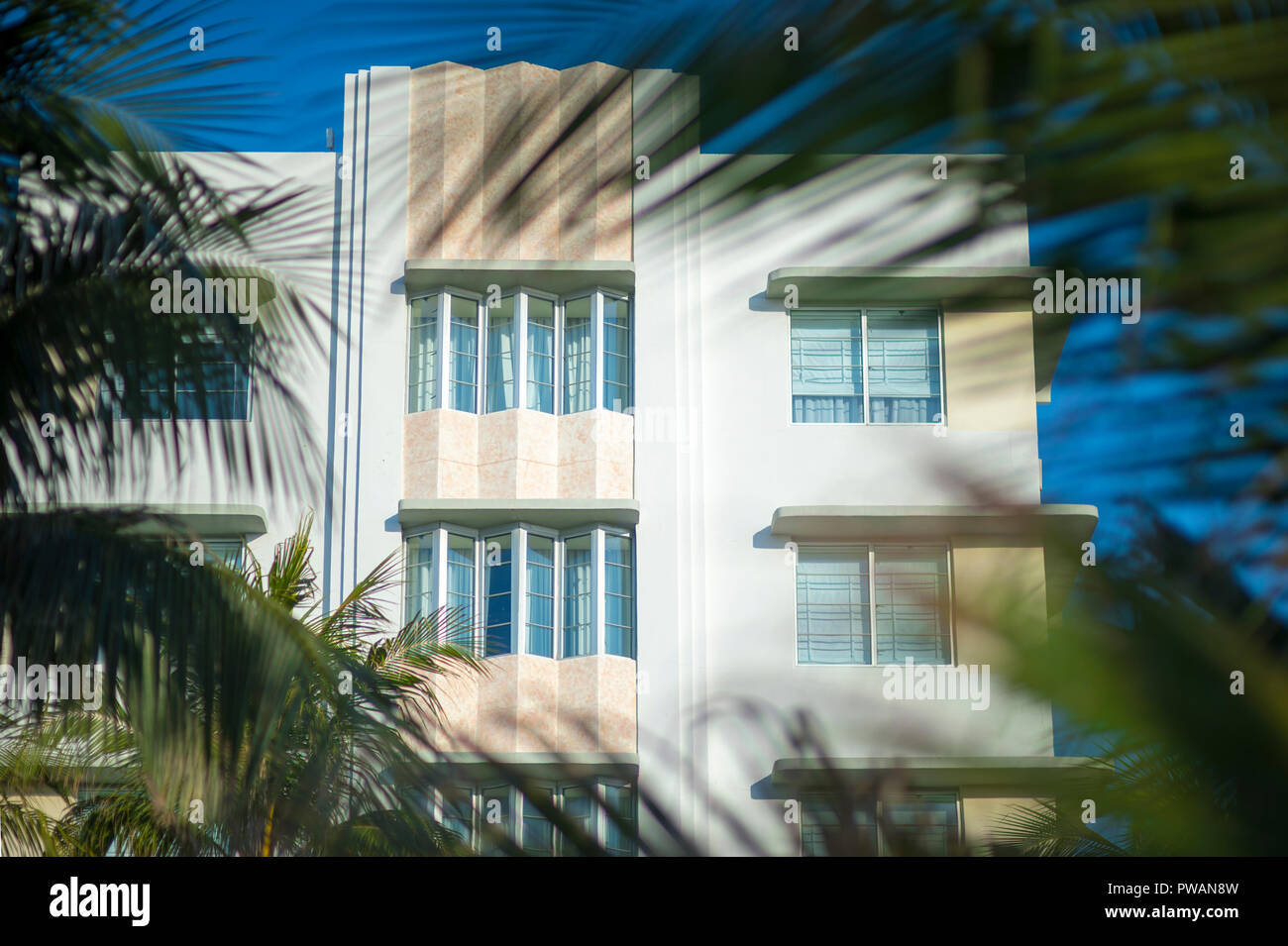 Klassische Art déco-Architektur Details durch die Wedel von Palmen in South Beach, Miami, Florida, USA gesehen Stockfoto