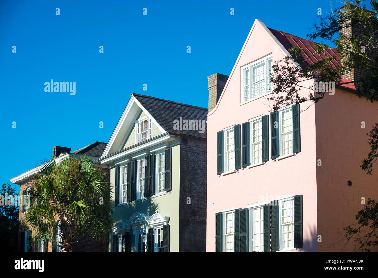 Helle szenische Morgen Blick auf die Reihe der traditionelle bunte südliche Architektur entlang des historischen Battery Nachbarschaft in Charleston, South Carolina, Stockfoto