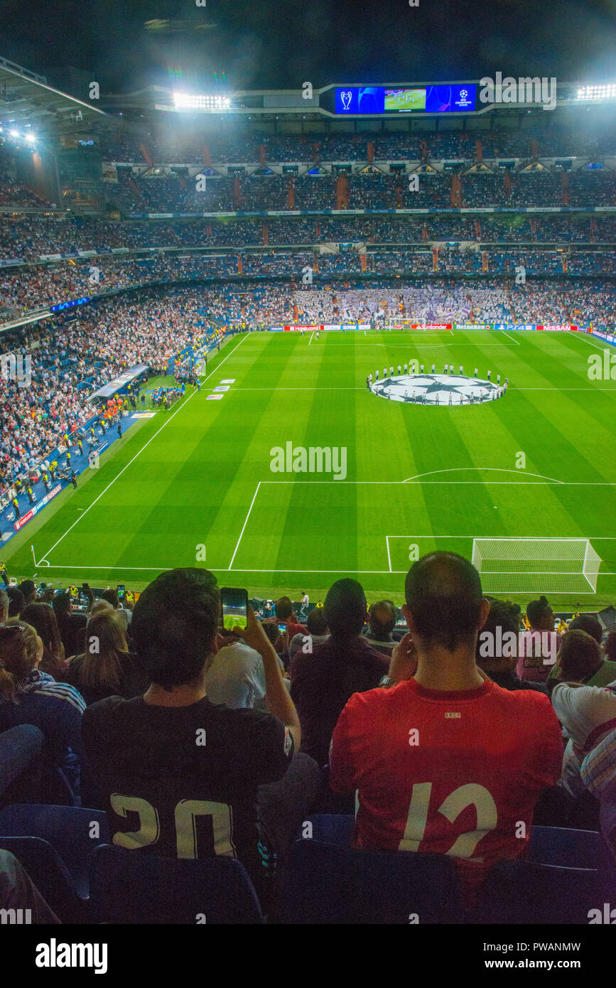 Zuschauer vor einem Spiel der Champions League. Santiago Bernabeu, Madrid,  Spanien Stockfotografie - Alamy