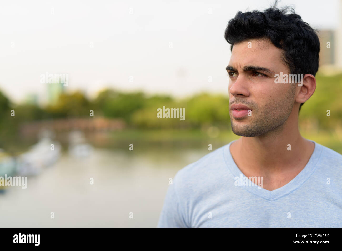 Junge schöne Hispanic Mann entspannt im Park Stockfoto