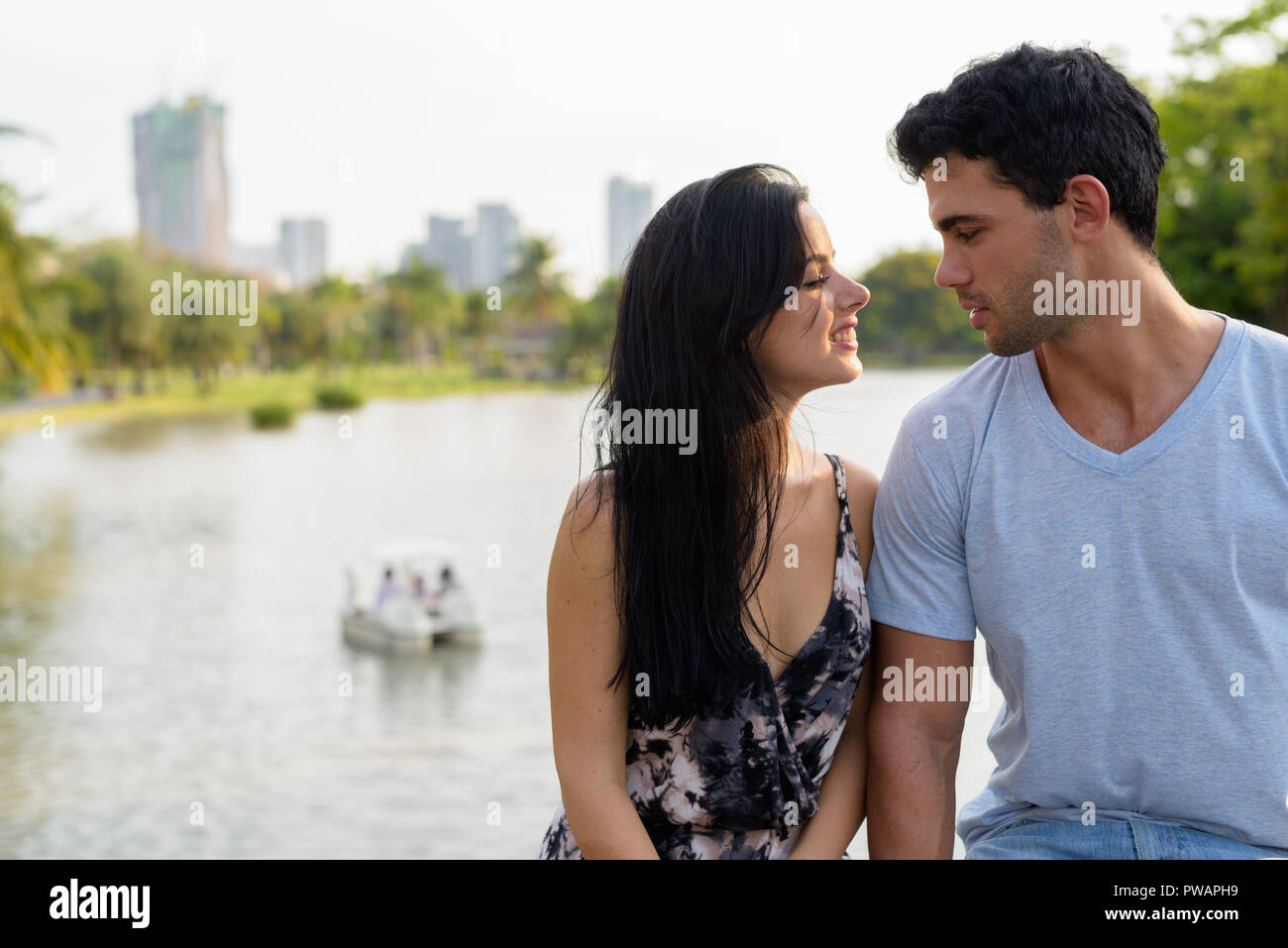 Junge Hispanic Paar im Park zusammen entspannen Stockfoto