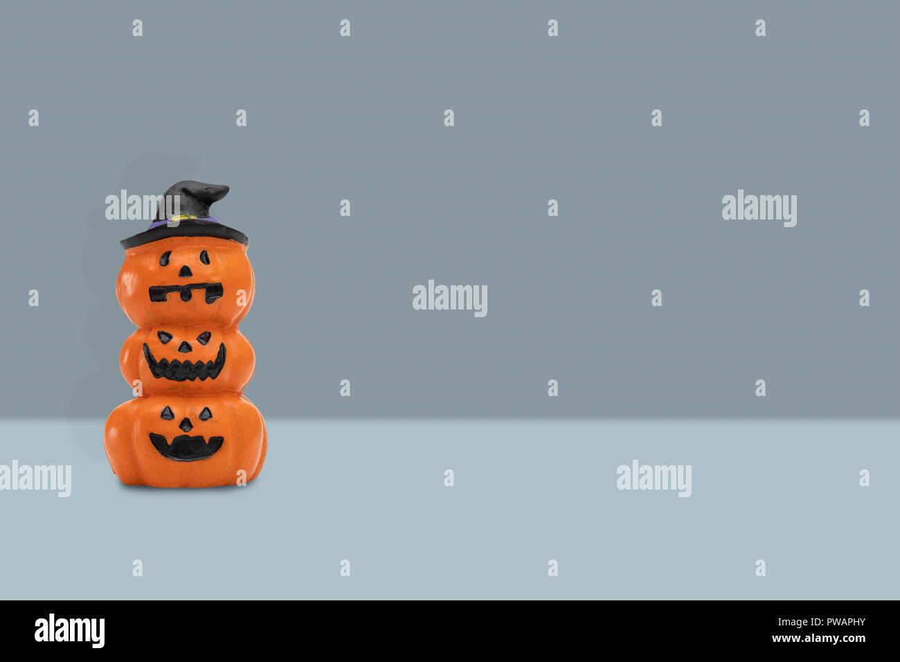 Halloween Kürbis auf blauem Hintergrund. Halloween Idee Konzept. Stockfoto