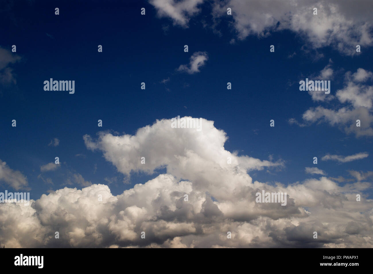 Cumulus Typ bewölkter Himmel Hintergrund. Stockfoto