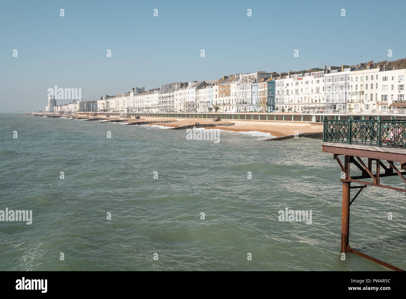 Blick auf die Strandpromenade von Hastings, vom Pier, East Sussex, Großbritannien Stockfoto