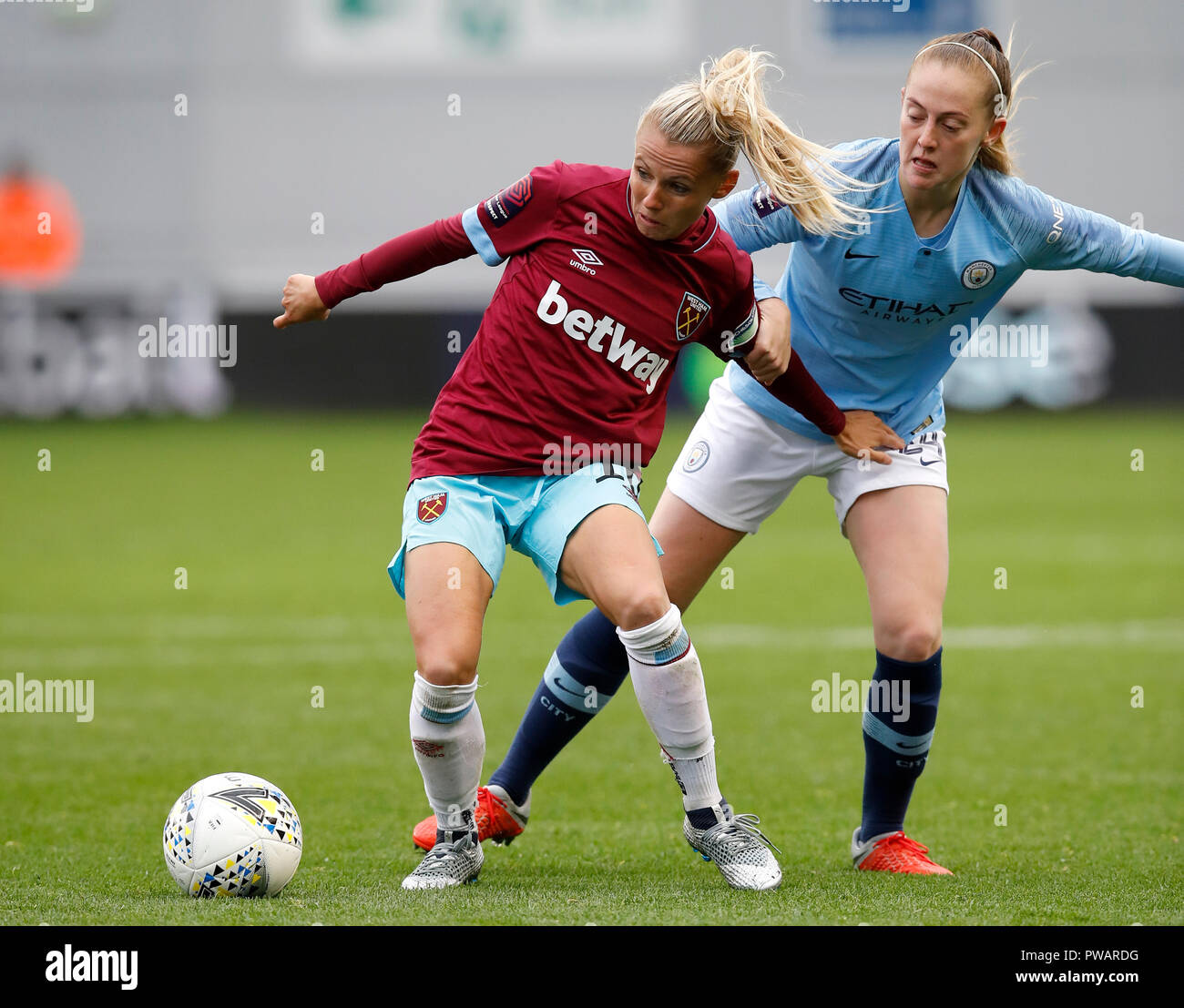 West Ham United Julia Simic Links Und Manchester City Keira Walsh Kampf Um Den Ball Wahrend Super Der Fa Frauen Liga Match Der Akademie Stadion Manchester Stockfotografie Alamy