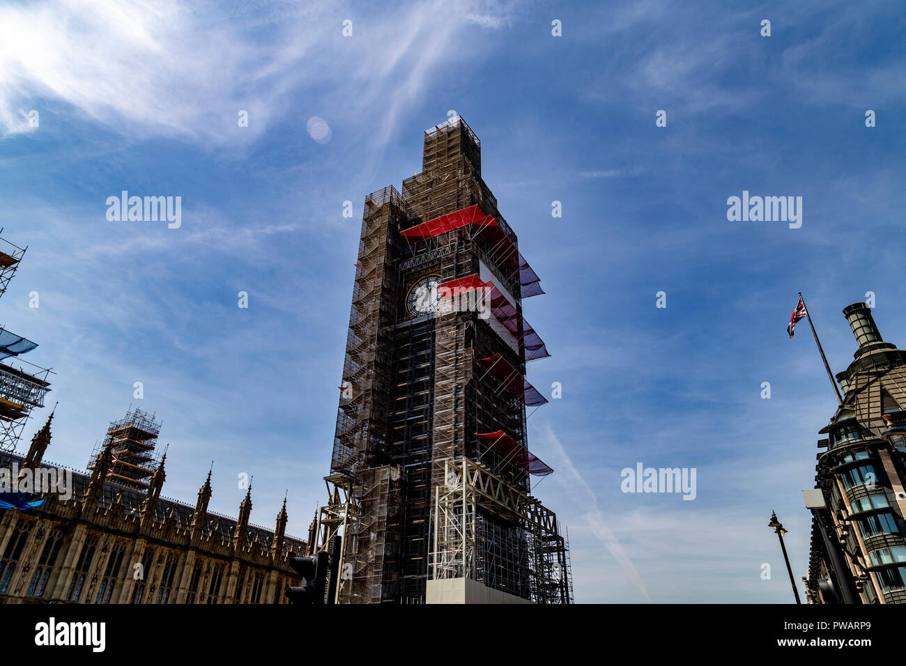 Big Ben clock Arbeiten noch während der Turm in Gerüst bei der Sanierung der Häuser des Parlaments, London, UK abgedeckt ist Stockfoto