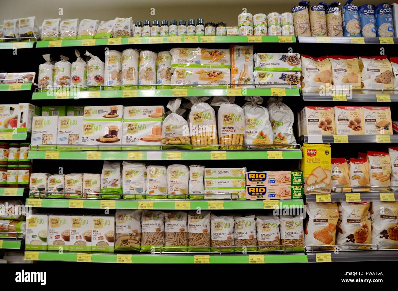 Eine Reihe von organischen Produkten in einem Supermarkt in Tirana Albanien Stockfoto