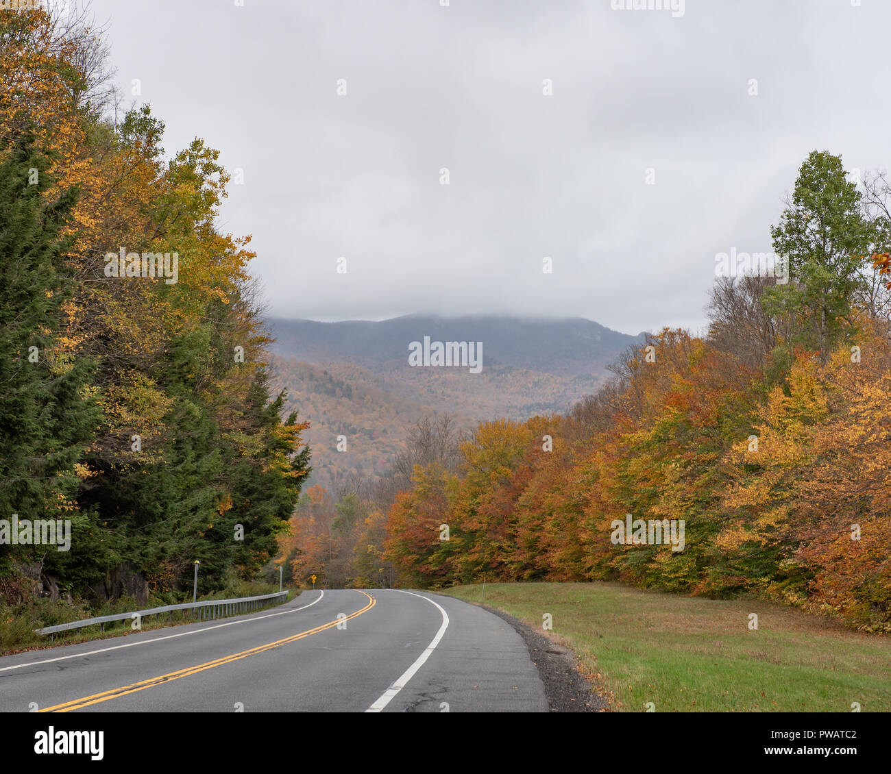 Ein Blick auf die schneebedeckten Berge in den Adirondack Mountains, NY, USA im Herbst mit der Spitze vom Schnee Squall verdeckt werden. Stockfoto