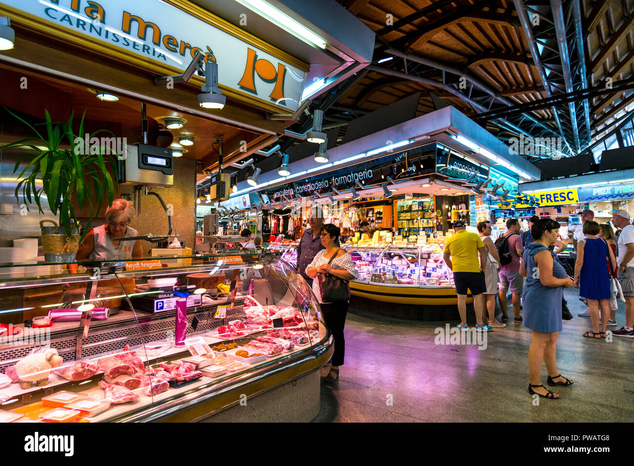 Innenraum der Markthalle Mercat de Santa Caterina (Santa Caterina Markt), Barcelona Spanien Stockfoto