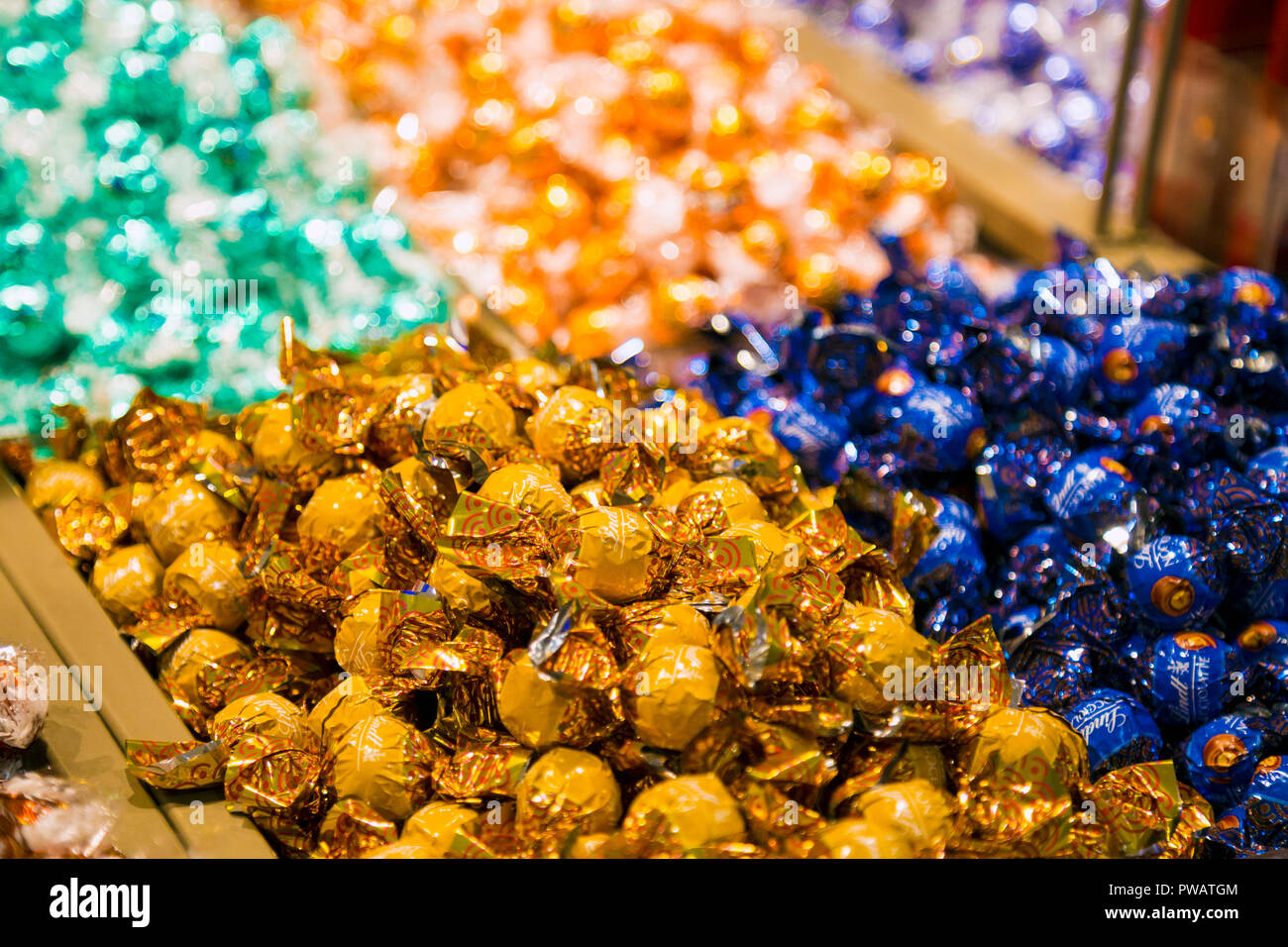 Haufen eingepackter Lindt Schokoladenbonbons im Kaufhaus El Corte Ingles in Barcelona, Spanien Stockfoto