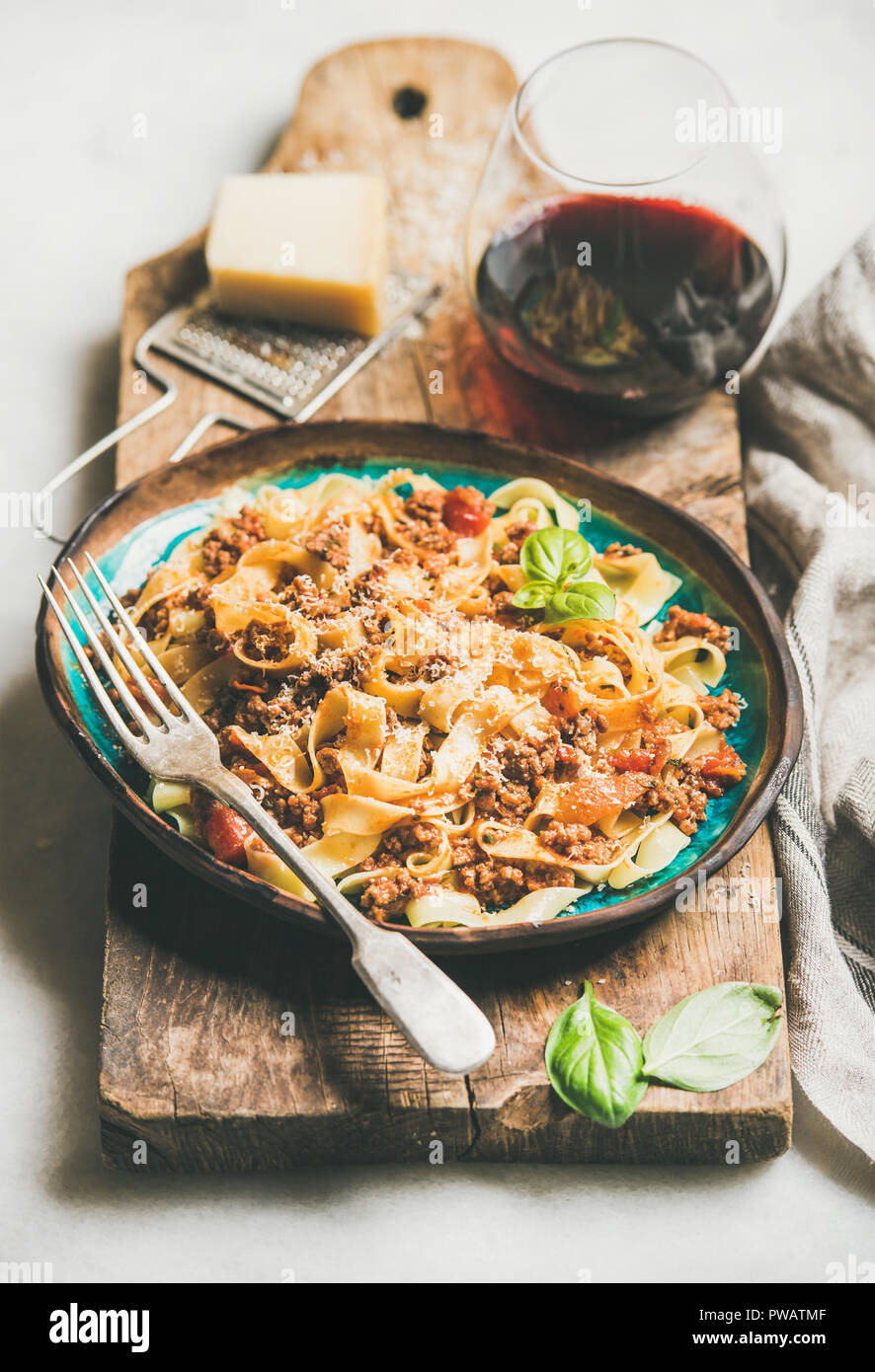 Abendessen mit traditionellen italienischen Pasta tagliatelle Bolognese und Rotwein Stockfoto