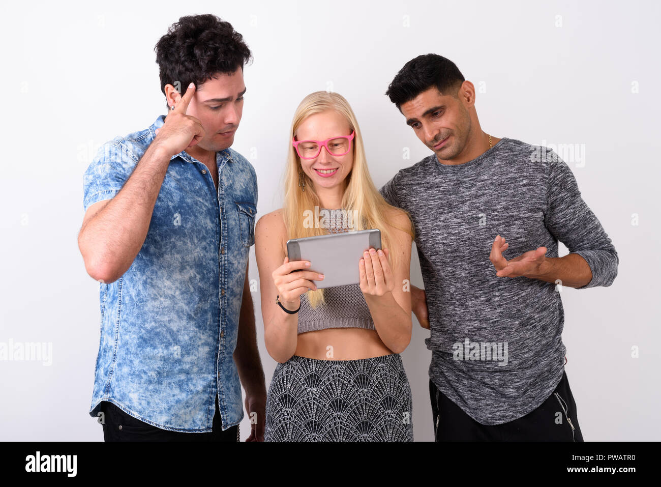 Drei multi-ethnischen Freunde zusammen gegen den weißen Hintergrund Stockfoto
