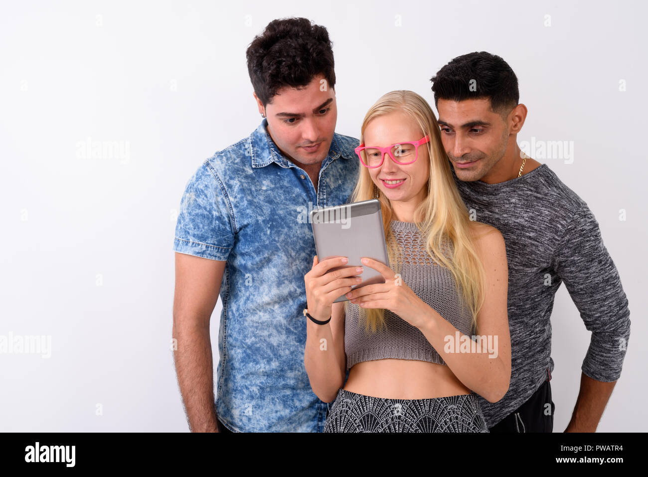 Drei multi-ethnischen Freunde zusammen gegen den weißen Hintergrund Stockfoto
