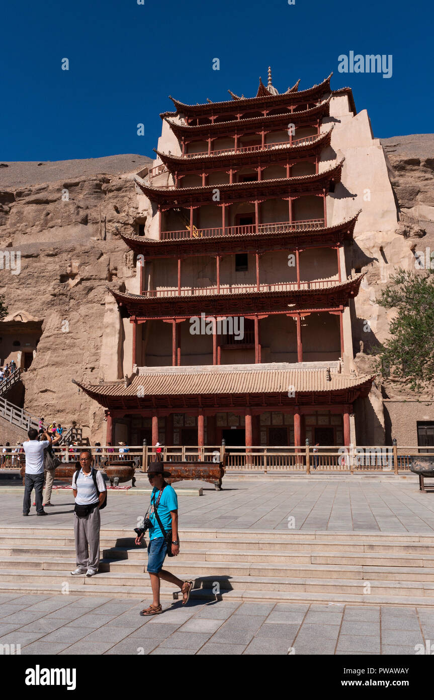 Dunhuang, China - August 8, 2012: Touristen am Eingang des Mogao Grotten in der Nähe der Stadt Dunhuang in der Provinz Gansu, China. Stockfoto