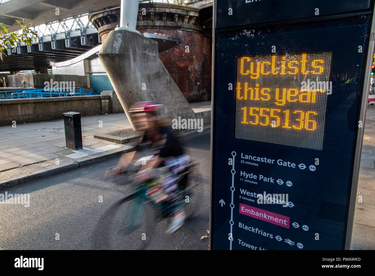 Reiter Radfahren durch eine digitale Fahrrad Reiter Zähler in London  Stockfotografie - Alamy