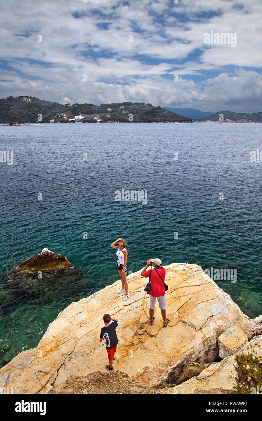 Vater fotografiert seine Tochter an der Plakes Nachbarschaft, der Stadt Skiathos Skiathos Island, Nördliche Sporaden, Magnessia, Thessalien, Griechenland. Stockfoto