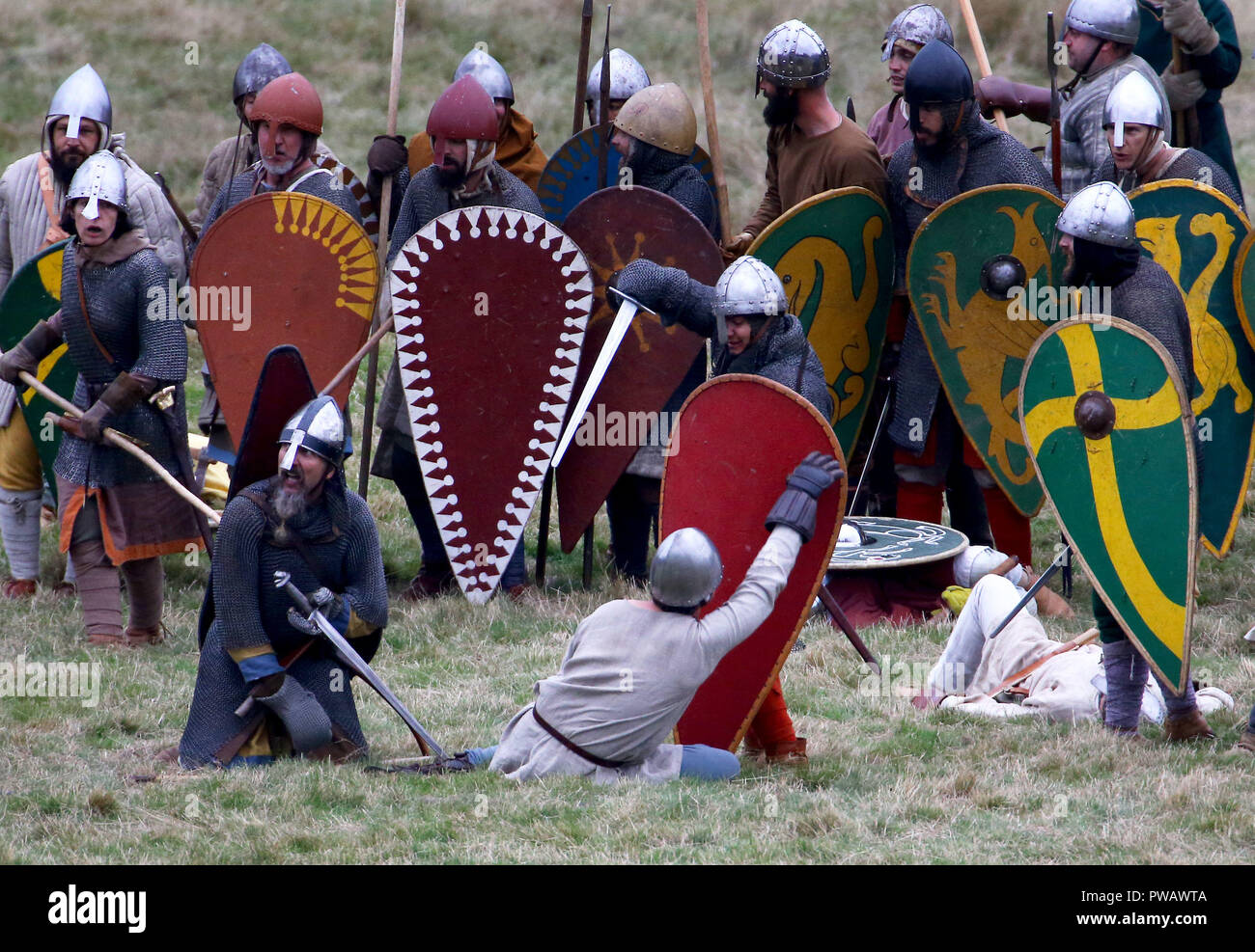 Re-enactors im Kampf, in der Nähe von Hastings die Auseinandersetzung zwischen König Harold und William der Eroberer erlassen am Jahrestag der Schlacht von Hastings. Stockfoto