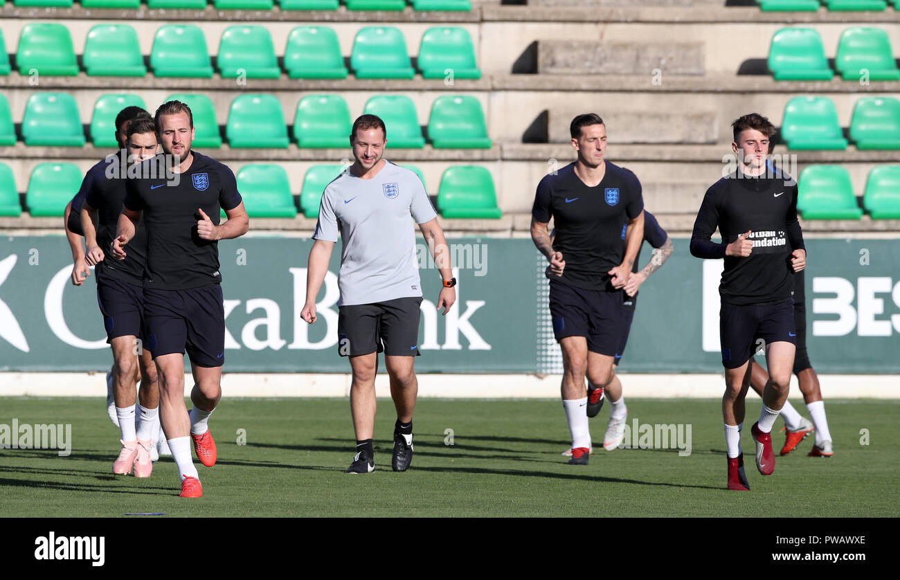 England's Harry Kane (links) Während des Trainings bei Ciudad Deportiva Luis del Sol, Sevilla. Stockfoto