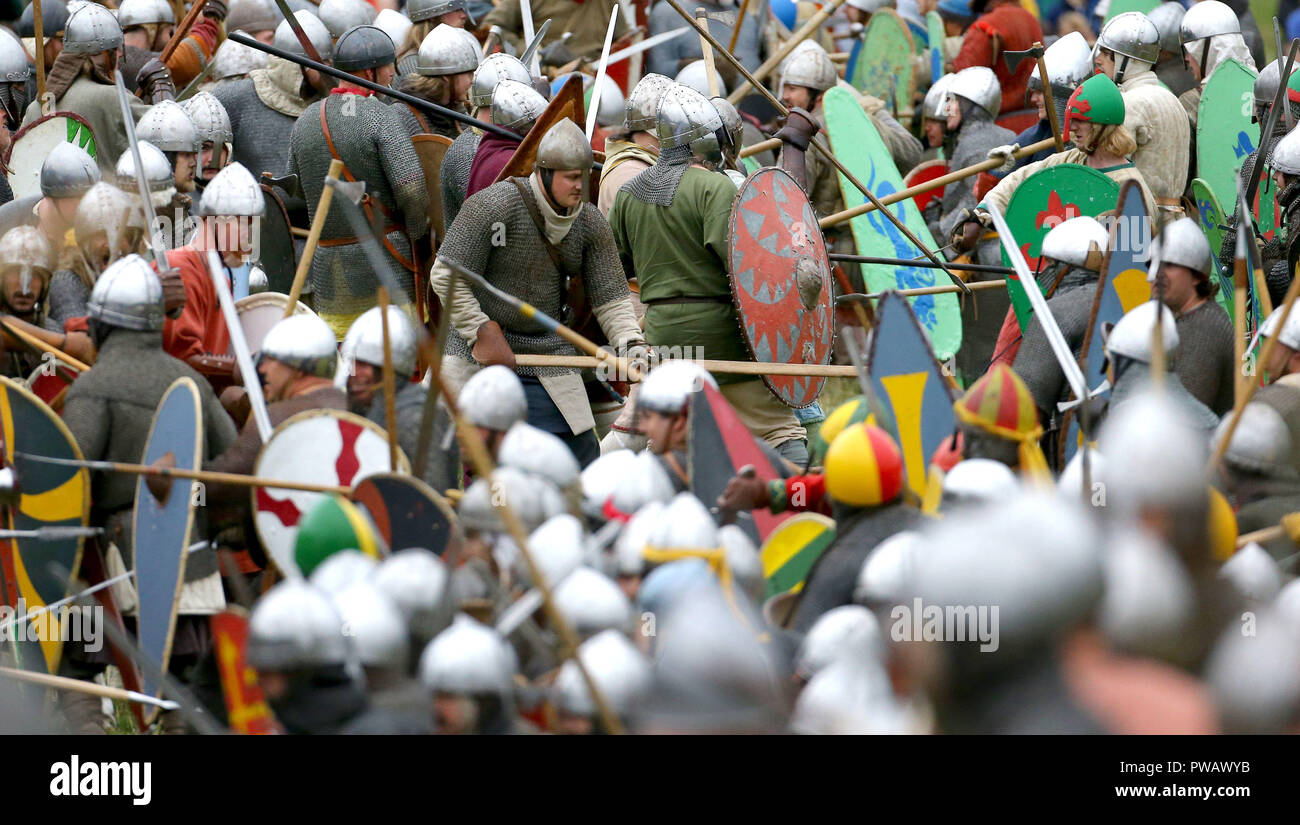 Re-enactors im Kampf, in der Nähe von Hastings die Auseinandersetzung zwischen König Harold und William der Eroberer erlassen am Jahrestag der Schlacht von Hastings. Stockfoto