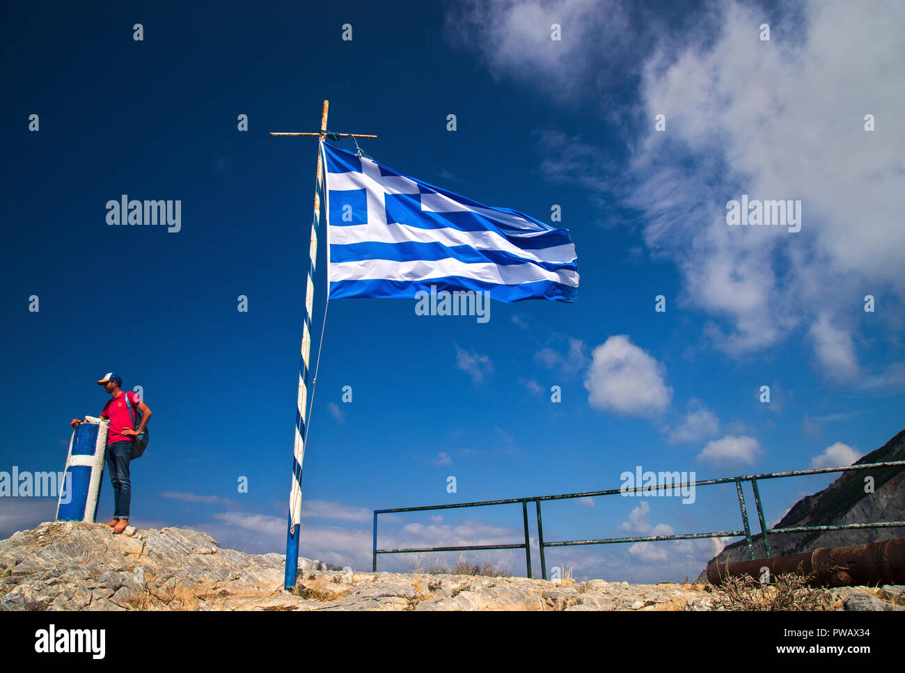 Die griechische Flagge bei Kastro (wörtlich 'Burg'), die mittelalterliche Hauptstadt - Stadt der Insel Skiathos, Nördliche Sporaden, Griechenland. Stockfoto