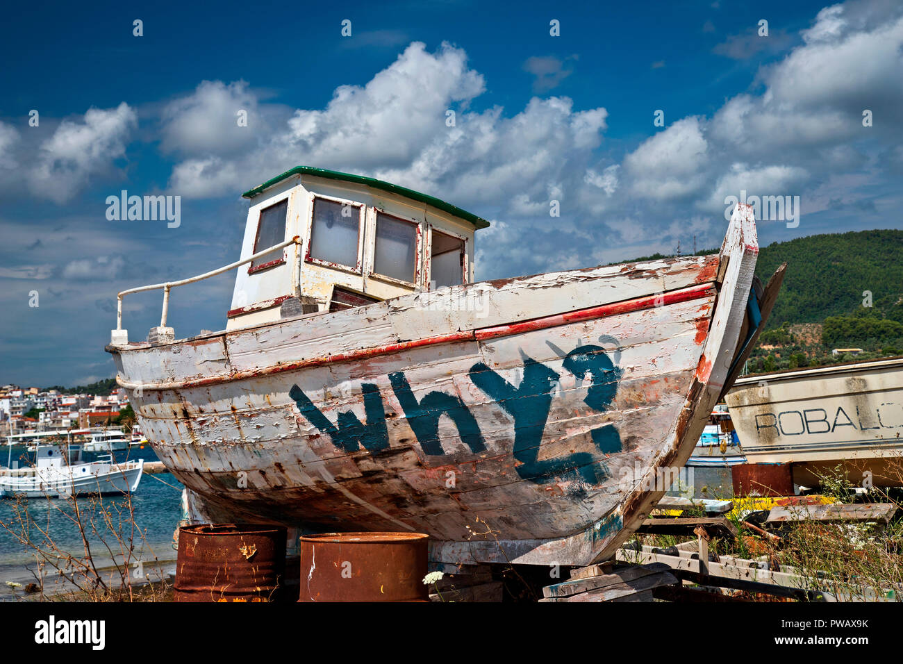 Alten, verlassenen Boot ("kaiki") auf den Werften in Agios Georgios, Skiathos Stadt Skiathos Island, Nördliche Sporaden, Griechenland. Stockfoto