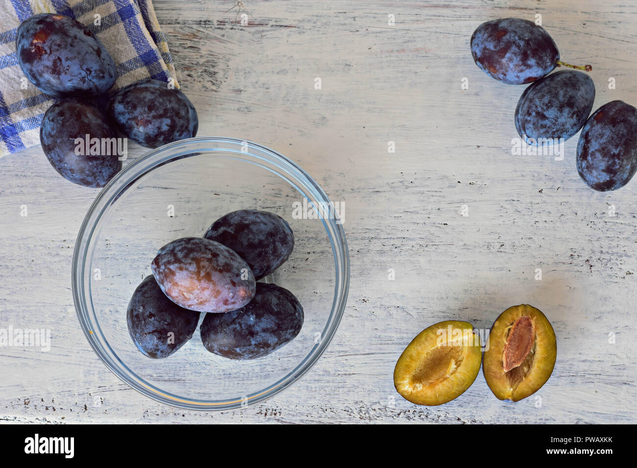 Frische blaue Pflaumen auf hellen Hintergrund/Essen Hintergrund/Bestecke geerntet Stockfoto